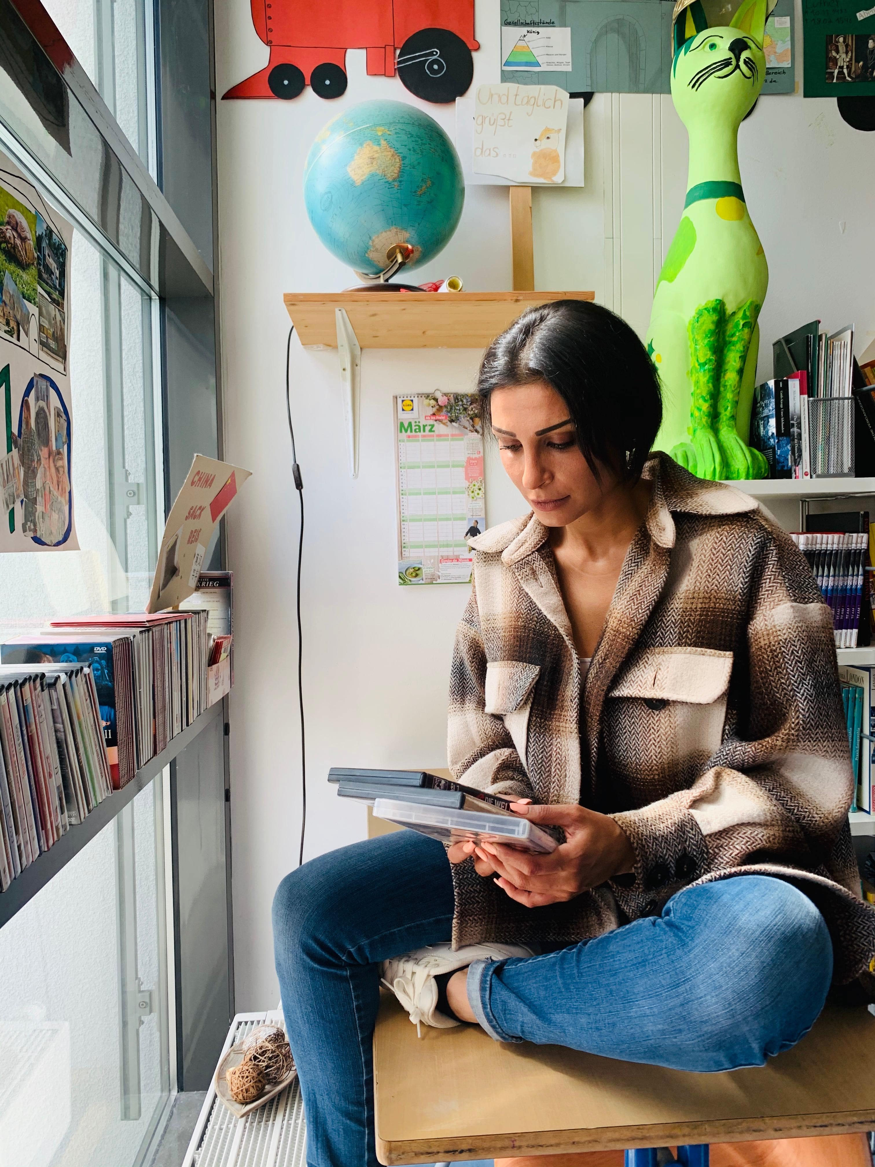 Teacherlight mit Filmen in der Hand